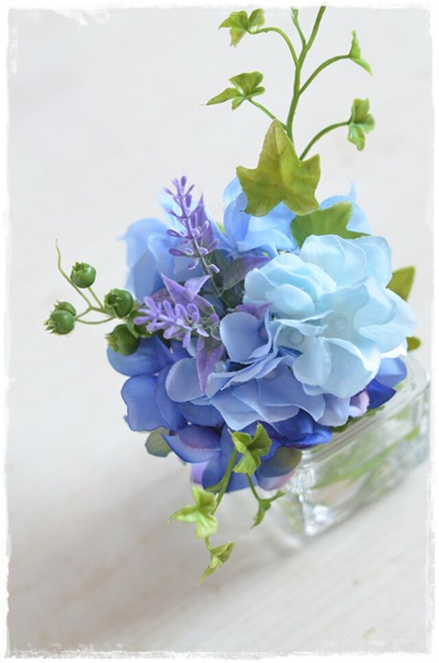 フェイクウォーター キューブの器に紫陽花とアイビーの涼し気なミニブーケ Iichi ハンドメイド クラフト作品 手仕事品の通販