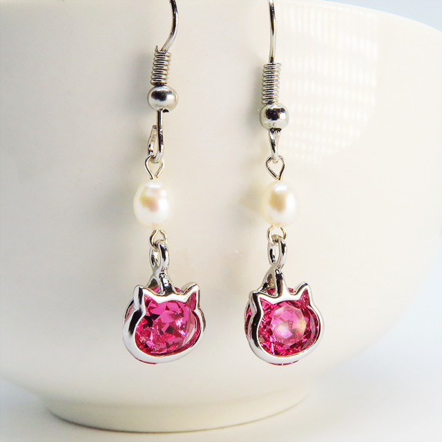 かわいい猫フレームのスワロフスキー・クリスタル（ローズ）と淡水パールを組み合わせた大人可愛いフックピアス