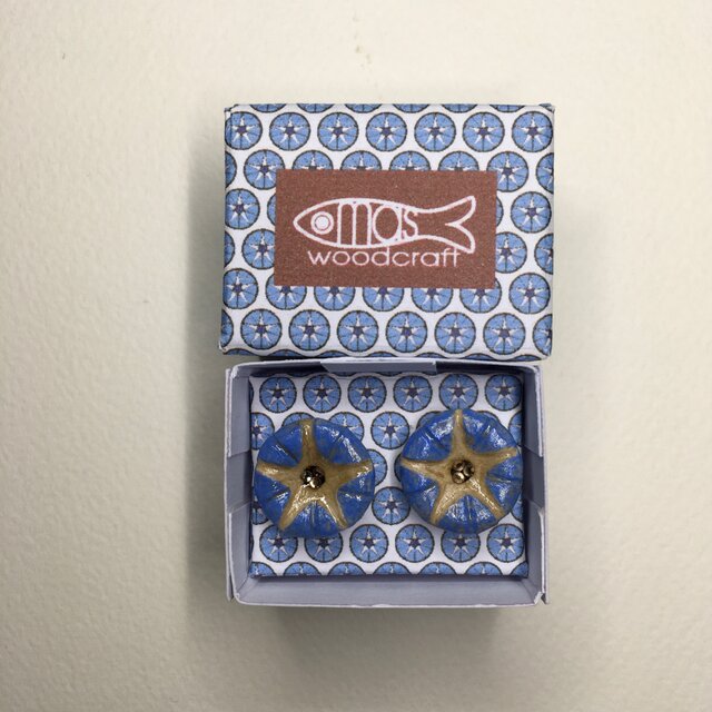 木のピアス あさがお