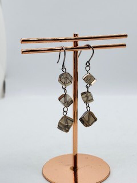 【フックピアス】スモーキークォーツ・キューブカット・3粒♪