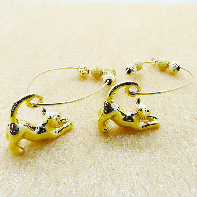 猫がゆらゆらと揺れるフープピアス のび猫 14Kゴールドフィルド 猫アクセサリー ピアス  iichi ハンドメイド・クラフト作品・手仕事品の通販