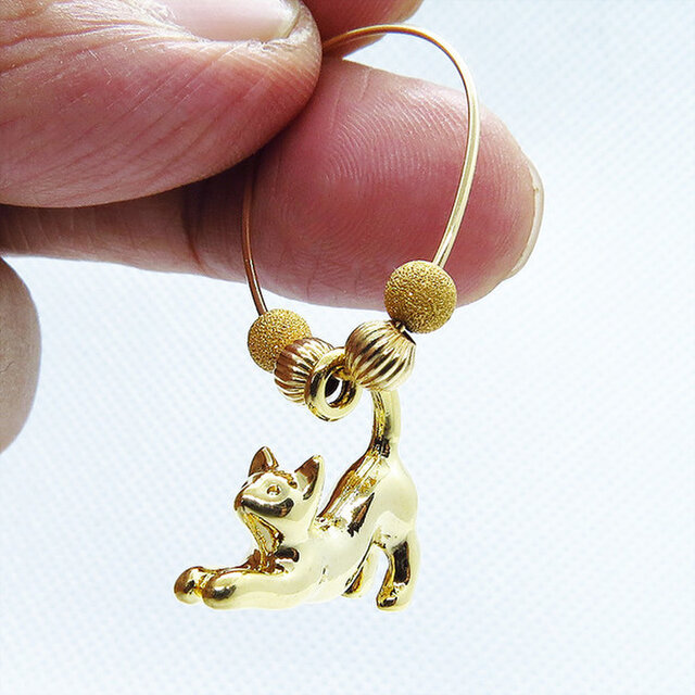猫がゆらゆらと揺れるフープピアス のび猫 14Kゴールドフィルド 猫アクセサリー ピアス iichi ハンドメイド・クラフト作品・手仕事品の通販