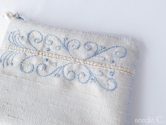 刺繍模様が美しいジュエリーポーチ　リップケース　カード入れ　ミニポーチ　インドシルク