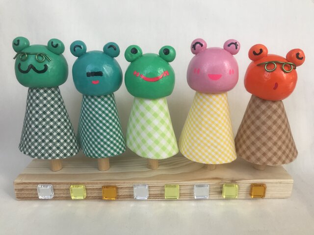 ケロちゃんファミリー指人形(10cm×19cm)台込みの画像1枚目