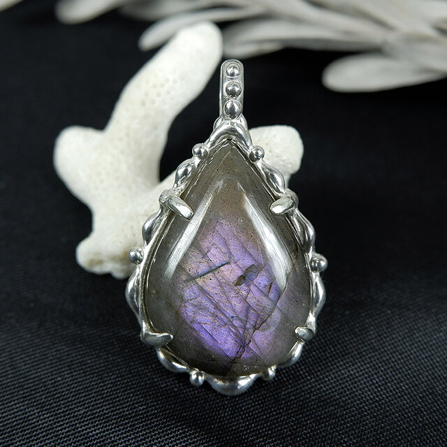 ラブラドライトの粒飾りペンダント （パープルピンク）