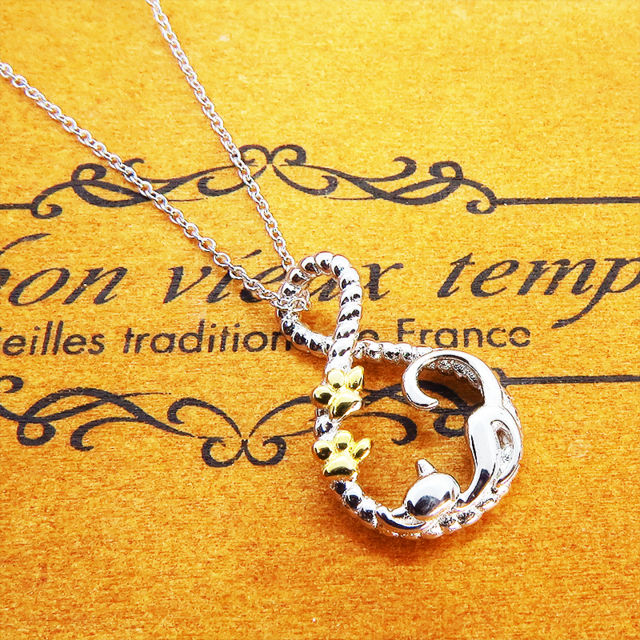 寝そべる猫ネックレス ループの曲線を描いた優しいモチーフ シルバー925 18Kゴールドメッキの肉球