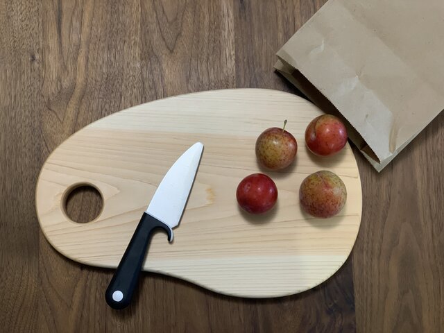 HINOKI cutting board /豆型まな板 カッティングボード 持ちやすい大きな穴付き | iichi  日々の暮らしを心地よくするハンドメイドやアンティークのマーケットプレイス