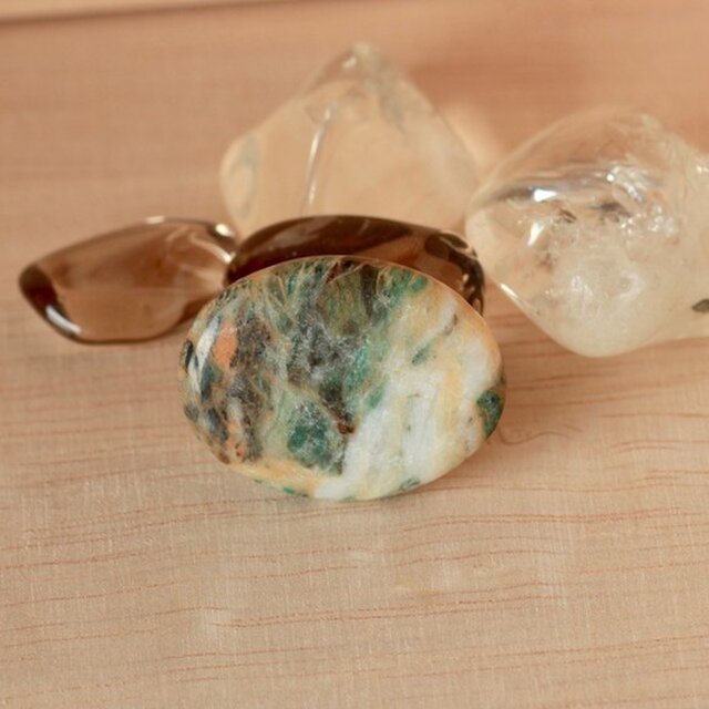 糸魚川産！天然サーペンチン（蛇紋岩）の帯留め☆原石から磨きました