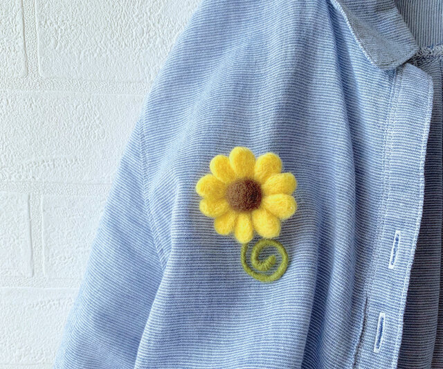 羊毛フェルトブローチ★ハンドメイド★刺繍★ビーズ★ ひまわり畑と少女 羊毛フェルトブローチ☆ハンドメイド☆刺繍☆ビーズ☆ ひまわり