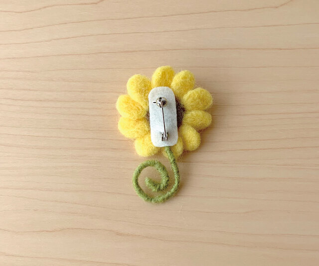 羊毛フェルトブローチ☆ハンドメイド☆刺繍☆ビーズ☆ ひまわり