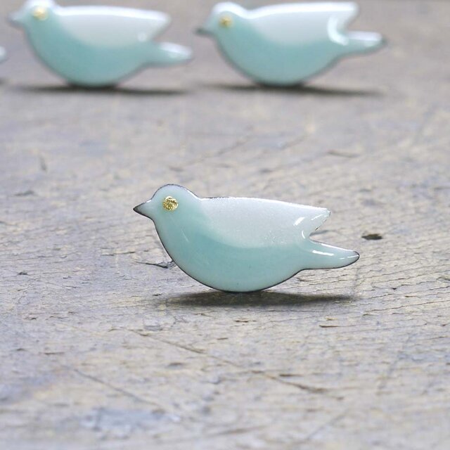 七宝焼ピンブローチ ちっちゃい青いとり（水色淡）