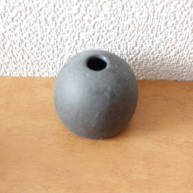 陶器 花器 丸い円錐のようなドーム型 グレー 地シリーズ | iichi