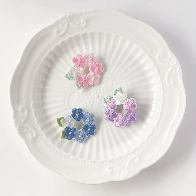『可愛い刺繍の紫陽花のブローチ・1パープル・2ブルー・3ピンク』あじさい　アジサイ　雨　梅雨