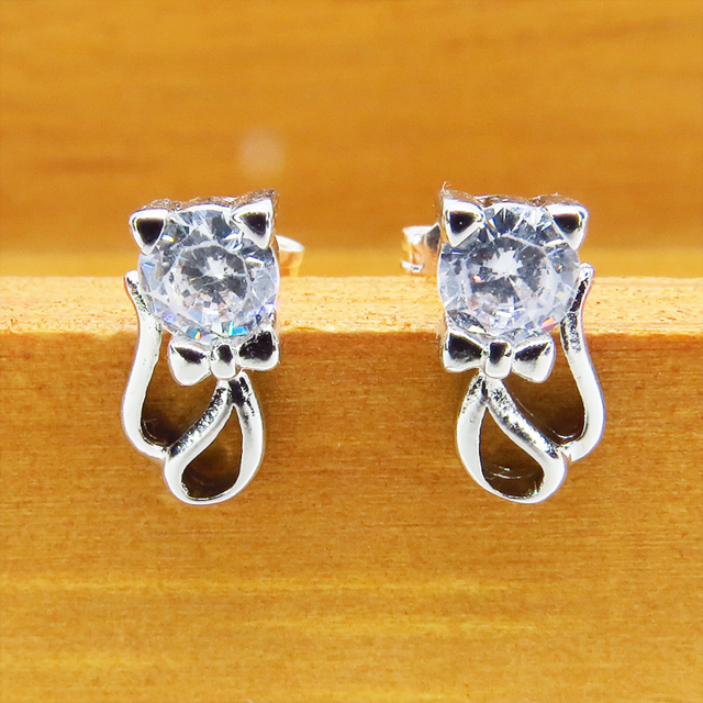 シルバー925 柔らかな曲線のある猫シルエットモチーフの大人可愛いピアス キュービックジルコニア