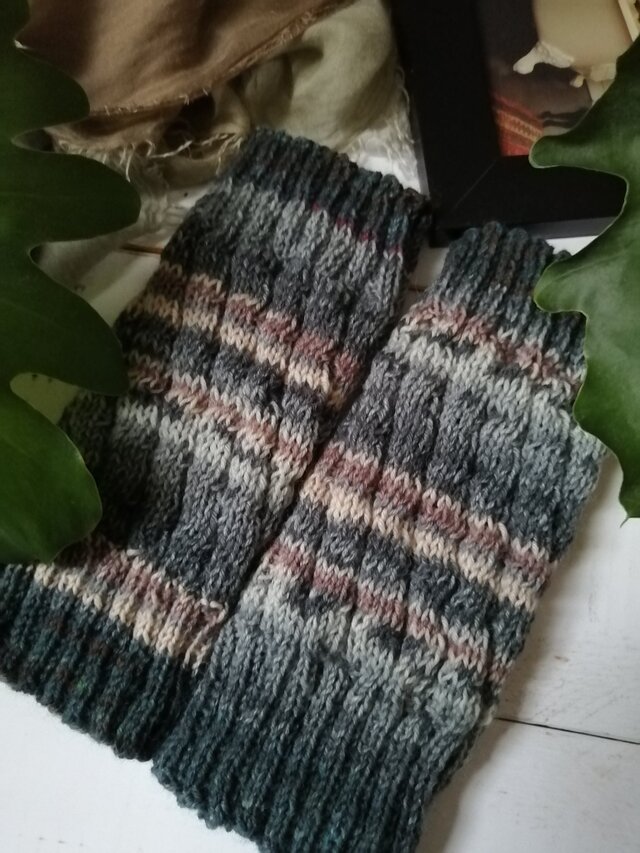 墨色の短いスパイラル編みレッグウォーマー