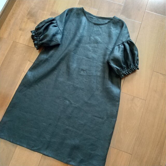 ブラックリネンのパフスリーブワンピース