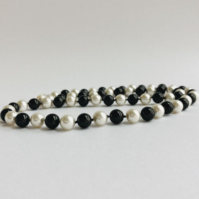 ガラスパールモノトーンオールノットマチネーネックレス/8mm約62cm/ブラック＆ホワイト/R/made in japan