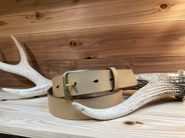 槌目真鍮バックルレザーベルト 35mm幅 キャメル | iichi 日々の