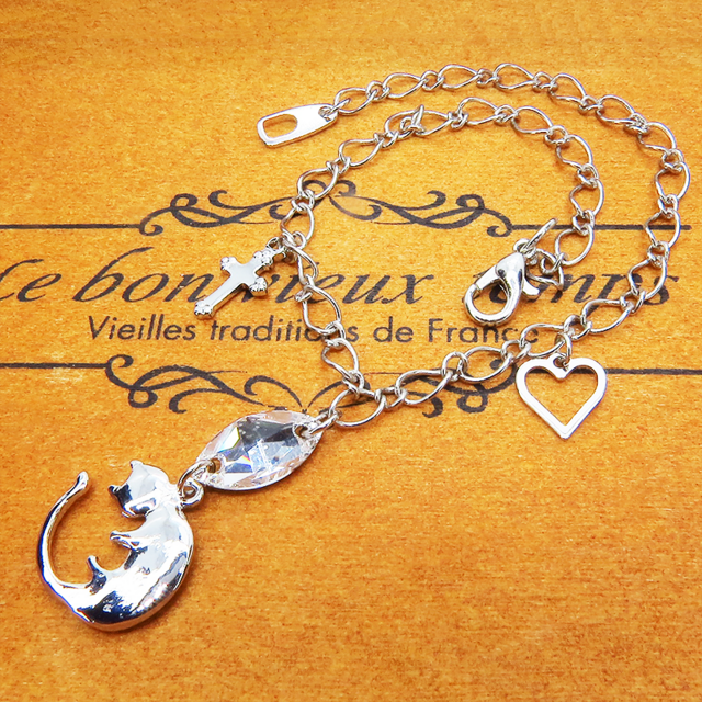 丸くなってる可愛い猫モチーフと大きめスワロスフキー（クリアカラー）のブレスレット シルバーカラー