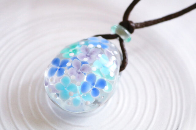 紫陽花のとんぼ玉ガラスペンダントの画像1枚目