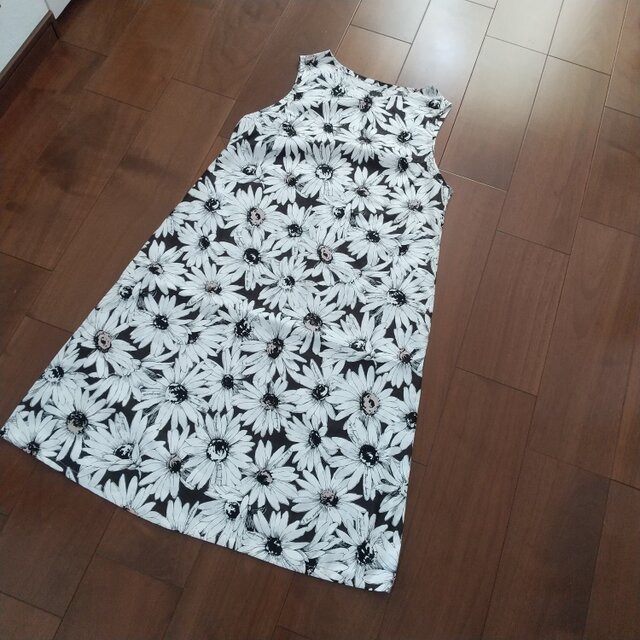 夏のフラワー柄さらさらのコットンワンピース