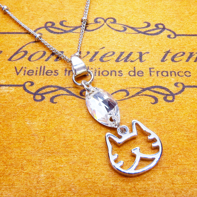 猫フェイスシルエットモチーフと大きめスワロフスキー（クリアカラー）のネックレス シルバーカラー