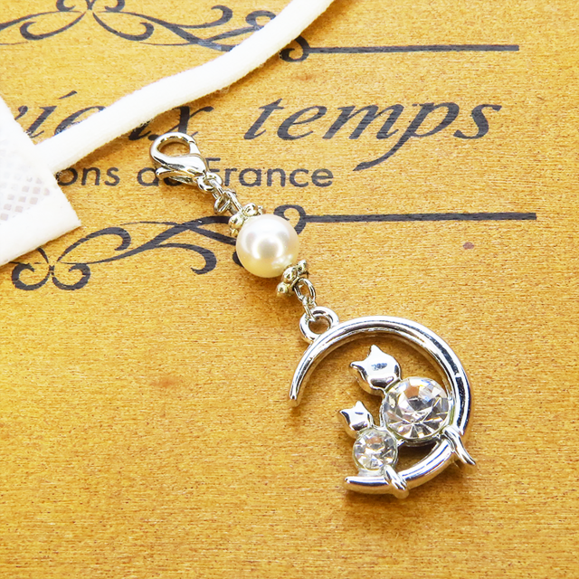 マスクチャーム 三日月に乗る親子が寄り添う猫モチーフのチャーム シルバーカラー スワロフスキーパール ラインストーン