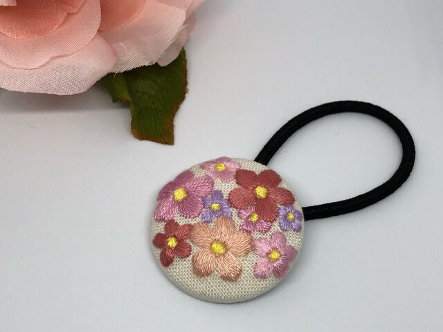 お花の刺繍ヘアゴム | iichi 日々の暮らしを心地よくするハンドメイド