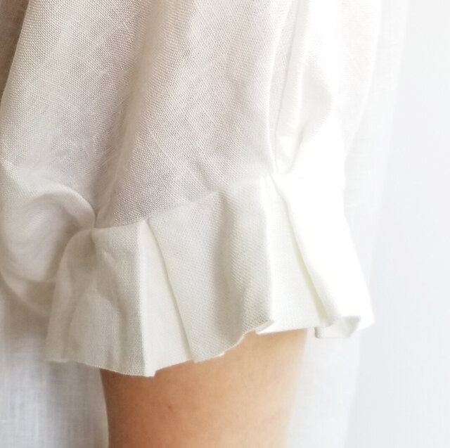 可憐な夏のリネンシャツ★タックフリルの袖と丸みのあるヘムラインが可愛い キナリ | 5L～7L | iichi ハンドメイド・クラフト作品