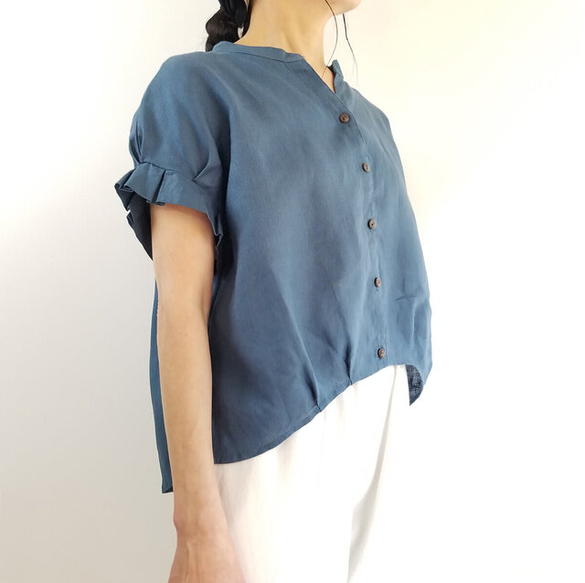可憐な夏のリネンシャツ★タックフリルの袖と丸みのあるヘムラインが可愛い インディゴブルー | 5L～7Lの画像1枚目