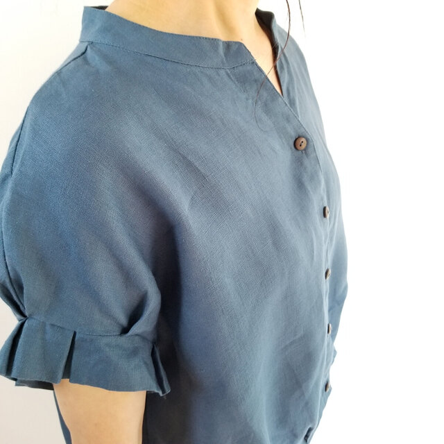 可憐な夏のリネンシャツ★タックフリルの袖と丸みのあるヘムラインが可愛い インディゴブルー | 5L～7L