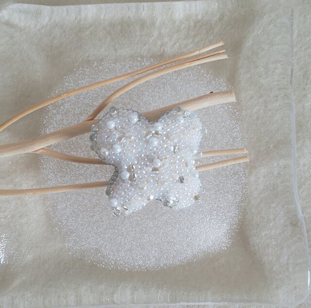 ビーズブローチ(white×gray flower)の画像1枚目