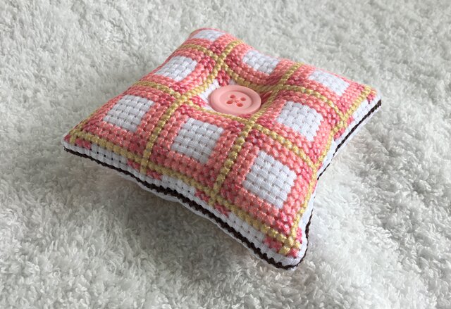 クロスステッチのピンクッション～チェック柄・ピンク～ | iichi 日々