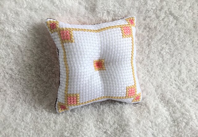 〘新品〙ピンクゴールド色柄１点パッチワーク刺繍入円筒形クッション約78cm クロスステッチのピンクッション～チェック柄・ピンク～ | iichi 日々