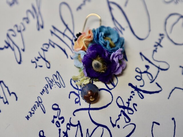 布花 パリ色シリーズ 片耳ピアス Bの画像1枚目