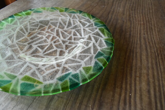 緑色のガラス皿 放射状模様 ガラスプレート皿 mozaic/green | iichi 日々の暮らしを心地よく