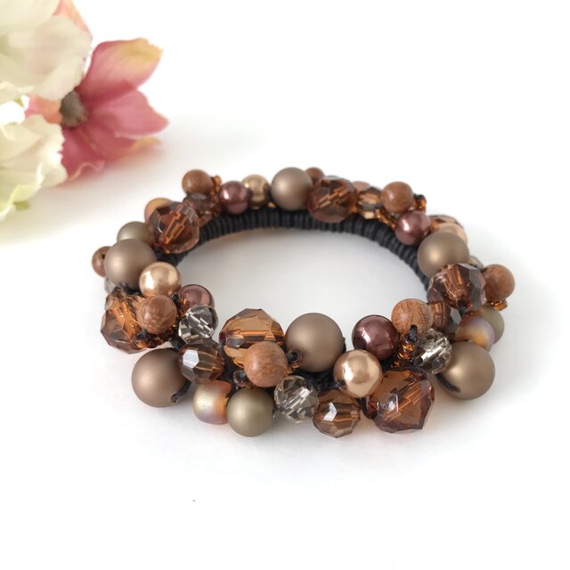 ブラウン の クロッシェ シュシュ 茶 かぎ針編み ビジュー ビーズ ヘアゴム