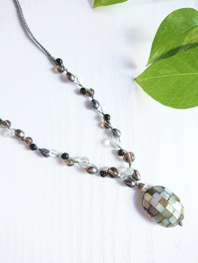 クールなカラーのモザイクシェルネックレス　Y-1432　長さ調節可