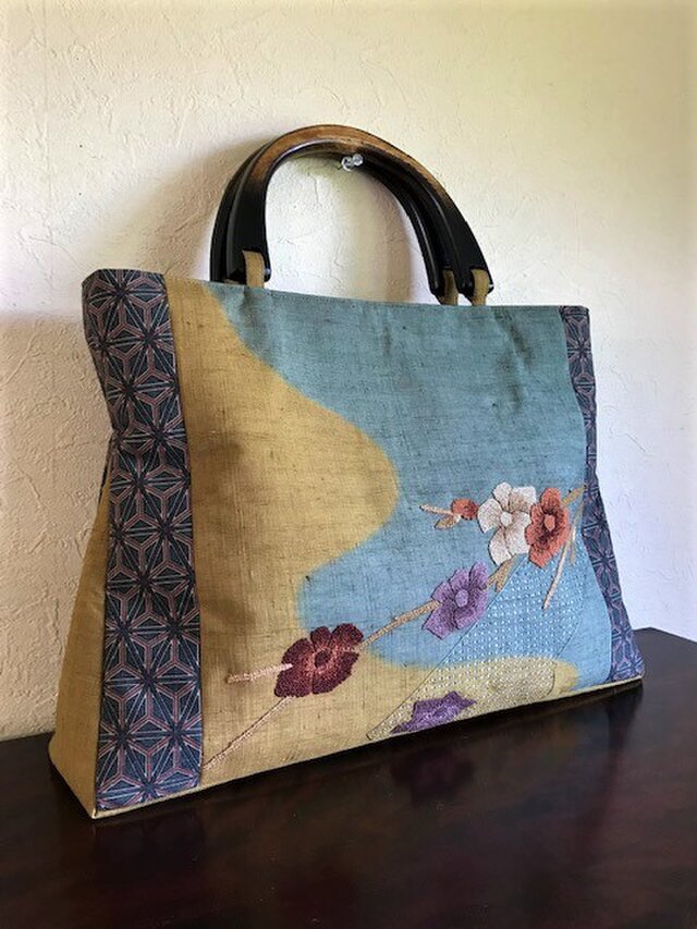 花柄相良刺繍の手提げ　三角のマチ