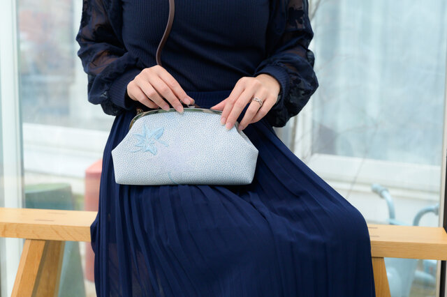 着物リメイクがまぐち 親子がま口ショルダー 夏薄物着物・青もみじ刺繍の画像1枚目
