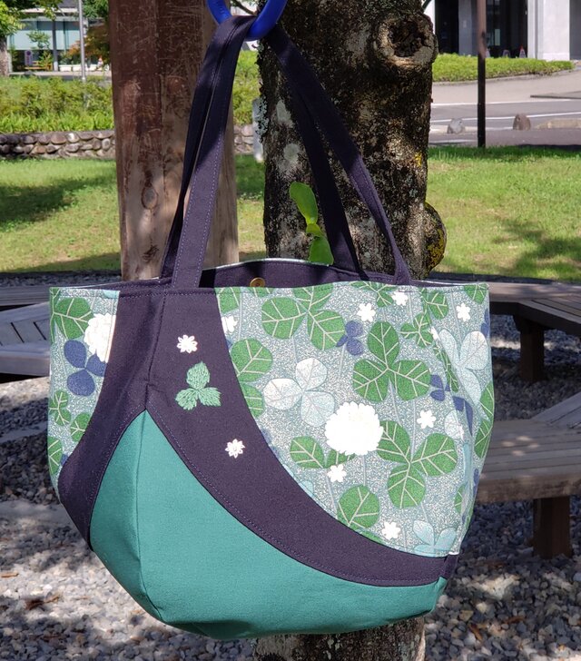 白い花のパッチワークラウンドバック