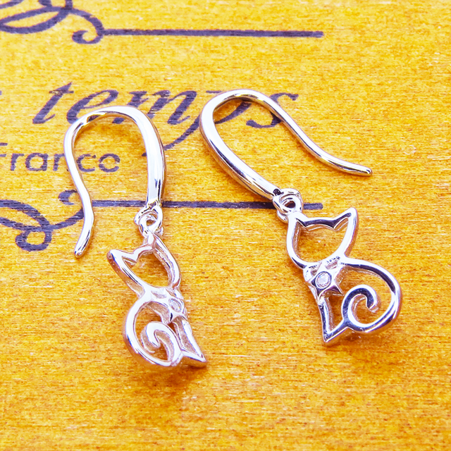 シルバー925 優しく柔らかな猫シルエットモチーフの大人可愛いピアス キュービックジルコニア