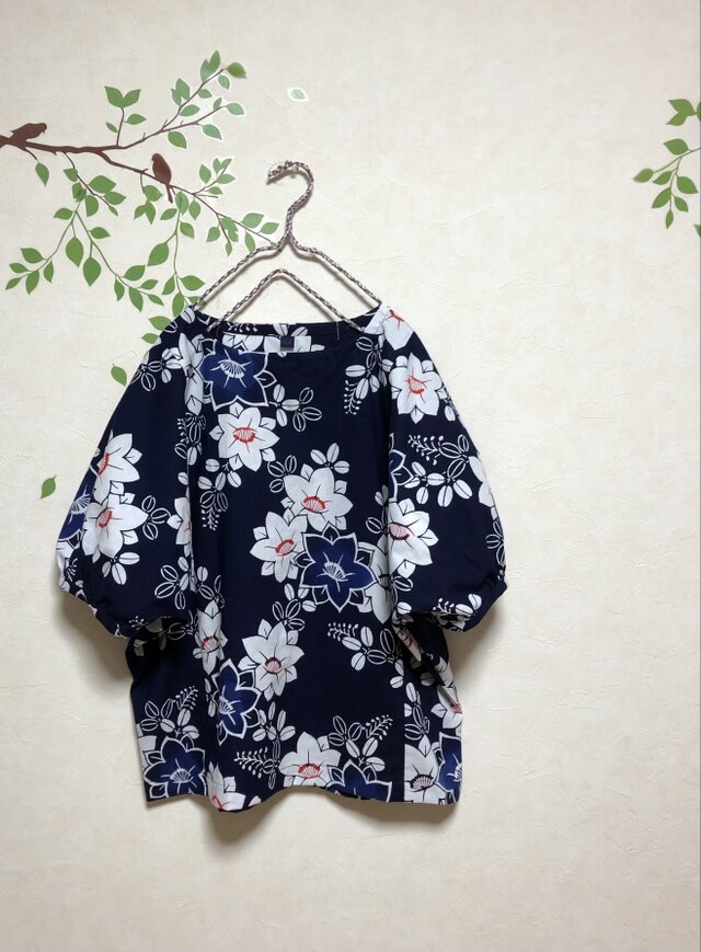 ☆　浴衣リメイク　藍に桔梗の花　ドルマン袖ブラウス