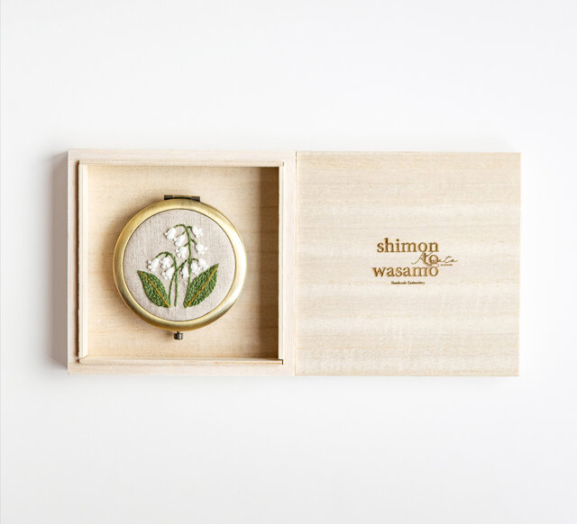 shimontowasamo/すずらん 刺繍 コンパクトミラー 手刺繍 手鏡(ポーチ付き)受注制作の画像1枚目