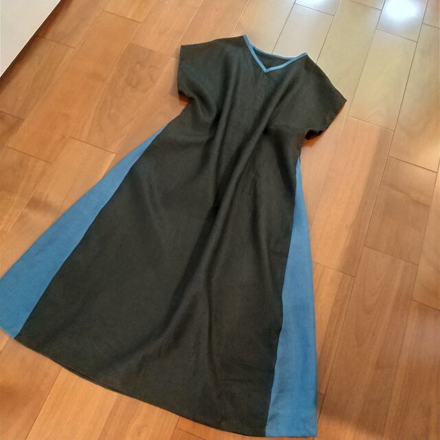 ゆったりなのにスタイルよく見えるリネンバイカラーワンピース(ブラック&ブルー)