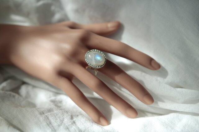 大人気！レインボームーンストーン☆柔らかなオレンジの薄がすみ