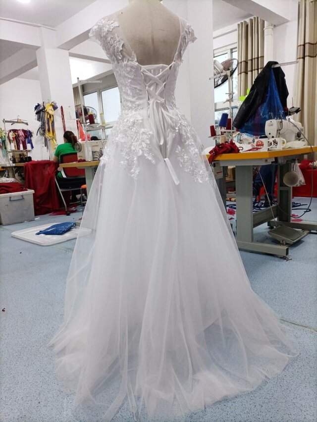 優雅 ウエディングドレス ホワイト 光沢サテン 短トレーン 背中見せフォーマル/ドレス