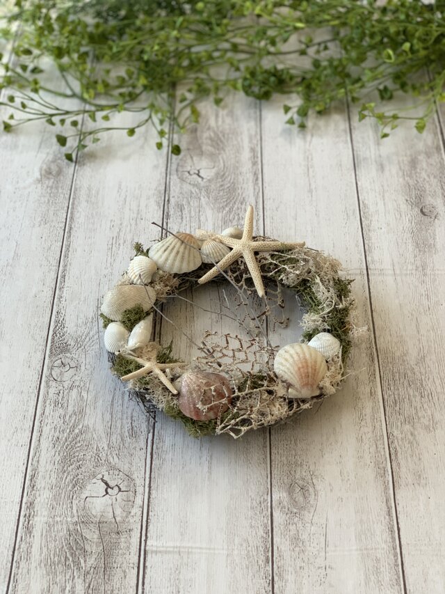 森の幻想的なスモークツリーとエリンジウム、紫陽花のナチュラルリース