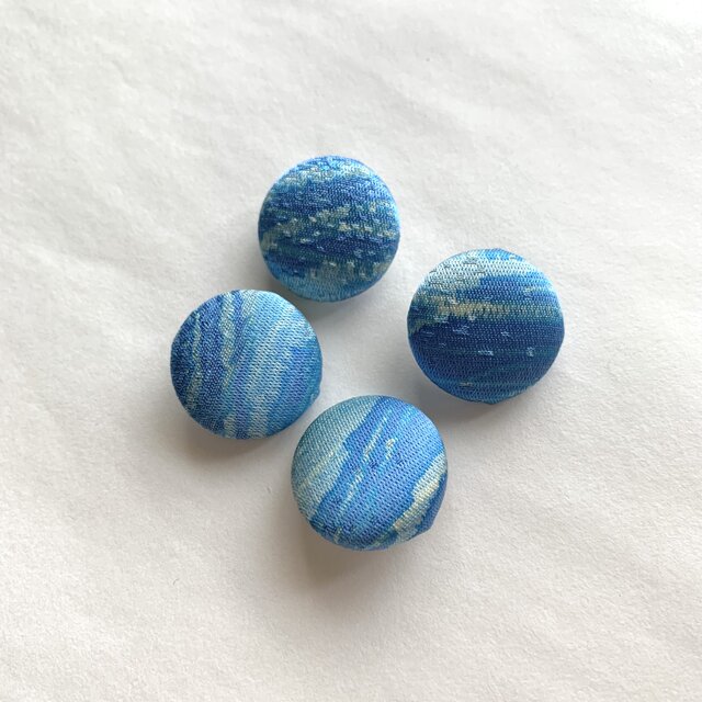 絹手染くるみボタン４個（にじみ青系）