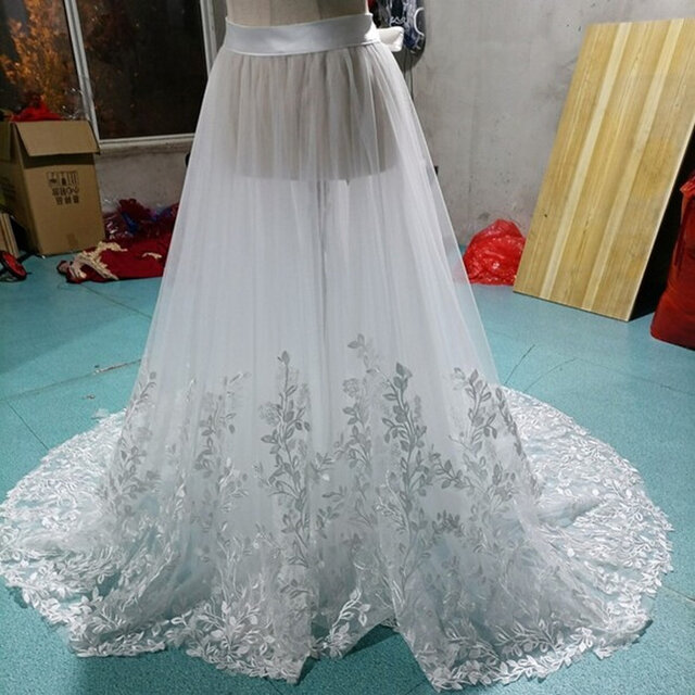 ロマンティックドレスウェディングドレス　ビジュー　刺繍　コサージュ
